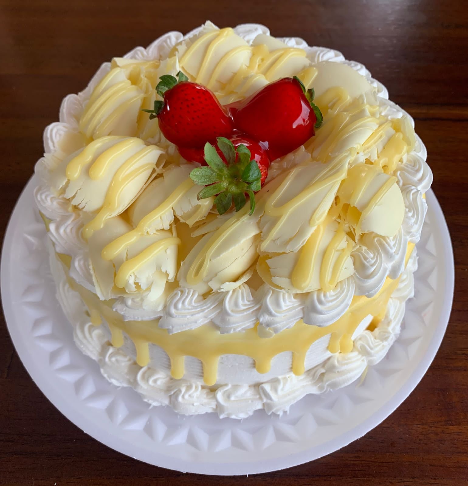 TRUFADO BRANCO COM MORANGO